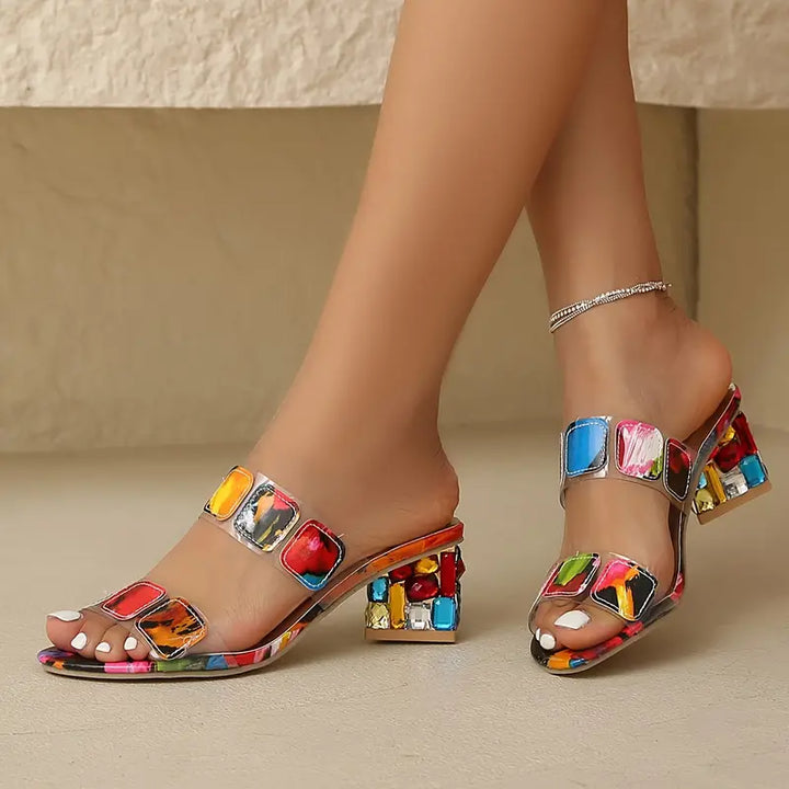 Damenfarbige Sandalen mit Doppelriemen