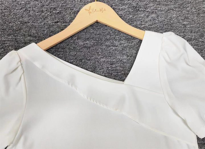 Damen Bluse mit kurzen Puffärmeln und asymmetrischem V-Ausschnitt