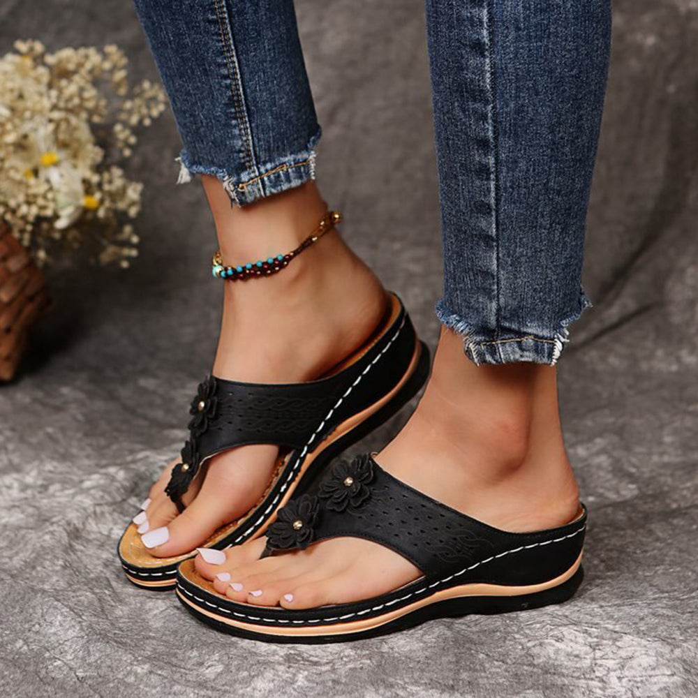 Damen Sommer Keilsandalen mit Ausschnitt-Detail and Blumenakzenten