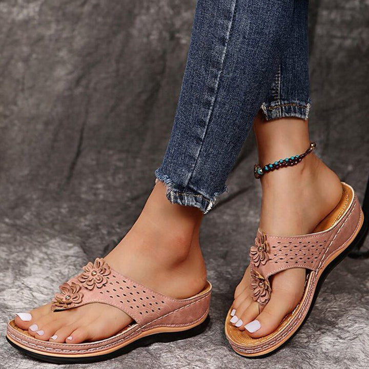 Damen Sommer Keilsandalen mit Ausschnitt-Detail and Blumenakzenten