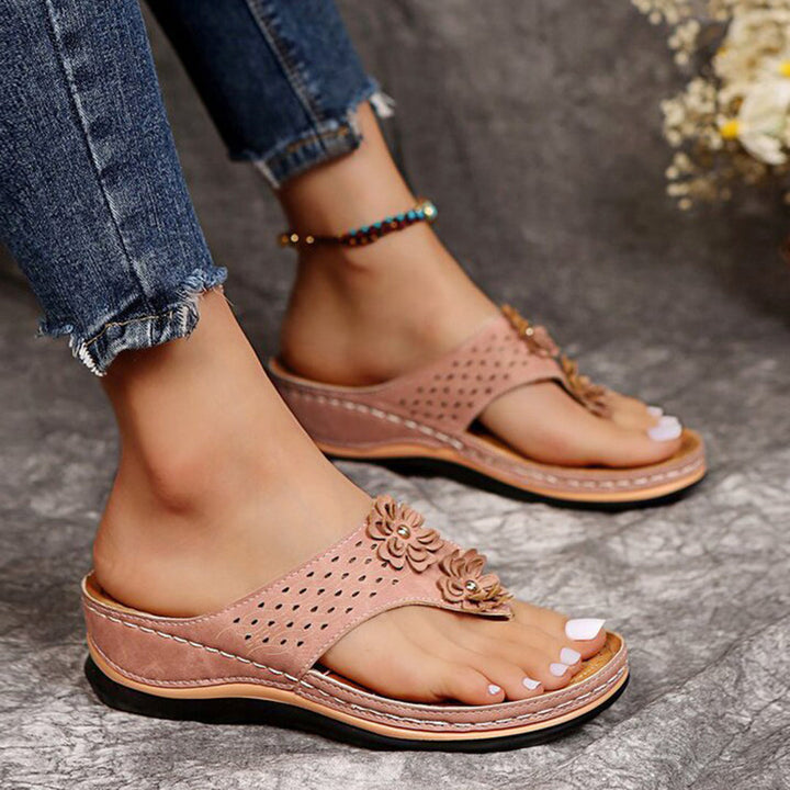 Damen Sommer Keilsandalen mit Ausschnitt-Detail and Blumenakzenten