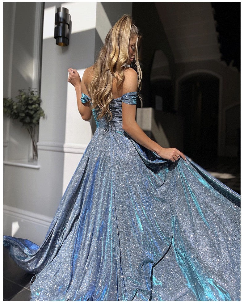 Funkelndes schulterfreies Abendkleid für Damen mit hohem Schlitz