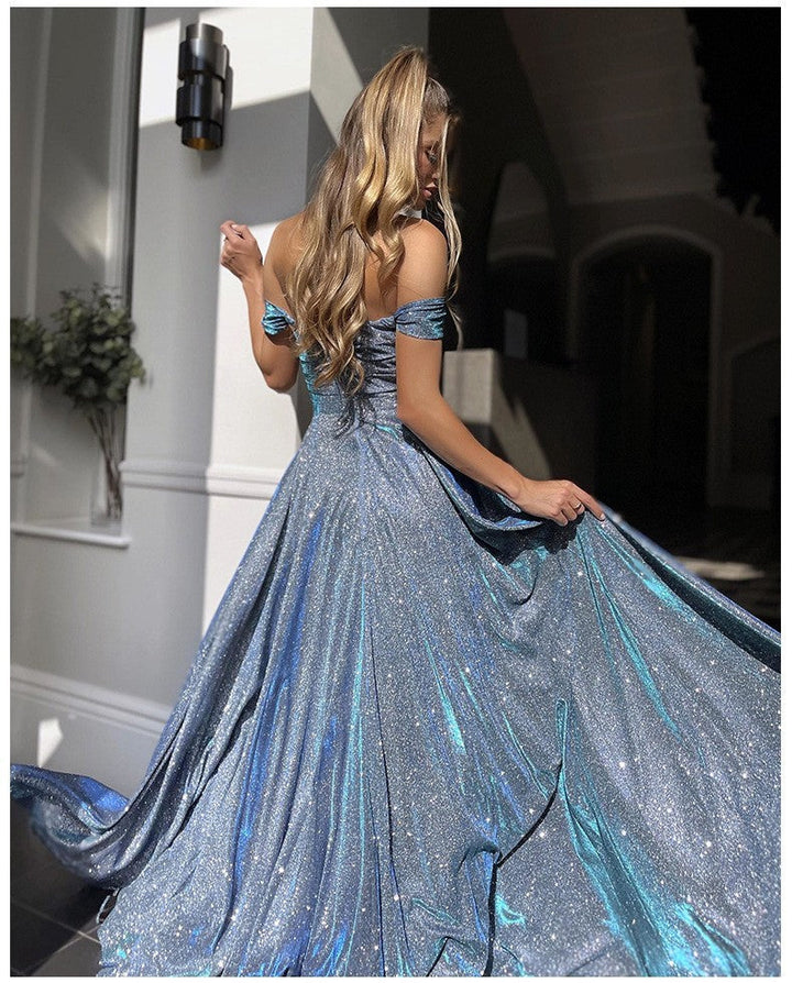 Funkelndes schulterfreies Abendkleid für Damen mit hohem Schlitz