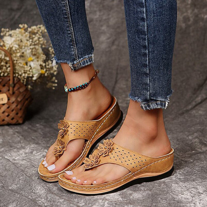 Damen Sommer Keilsandalen mit Ausschnitt-Detail and Blumenakzenten