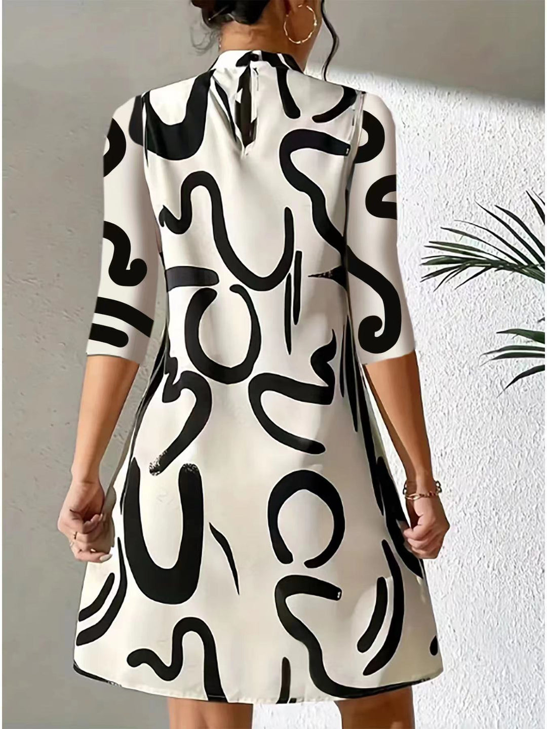 Damenkleid mit abstraktem Muster und Stehkragen