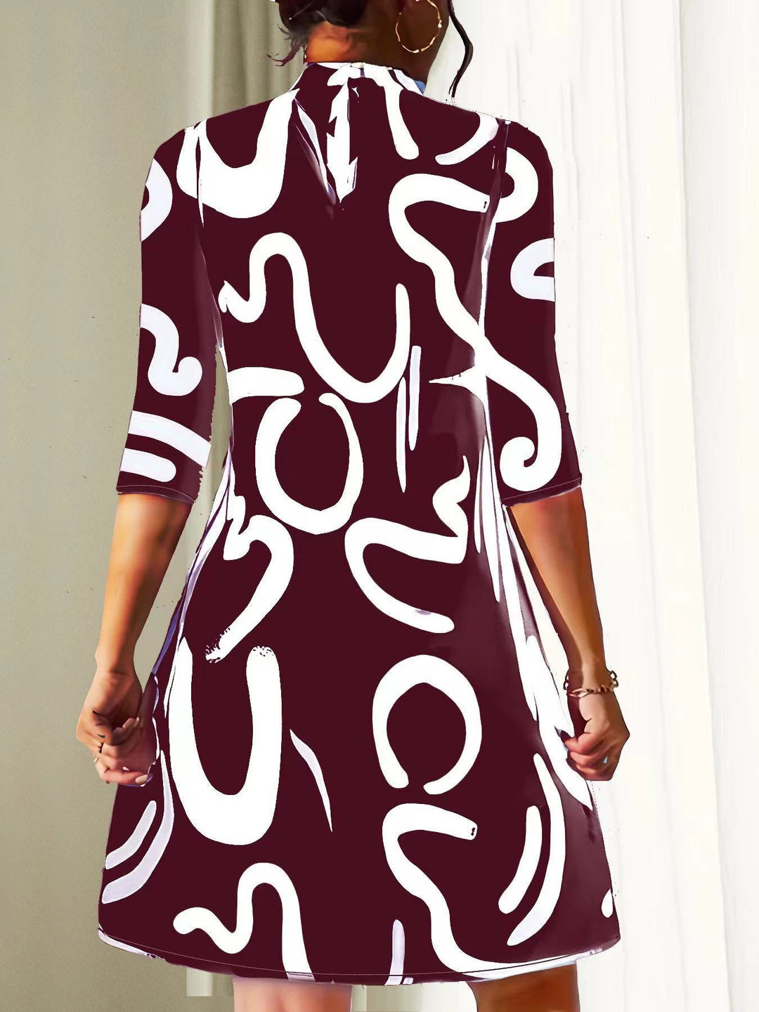 Damenkleid mit abstraktem Muster und Stehkragen