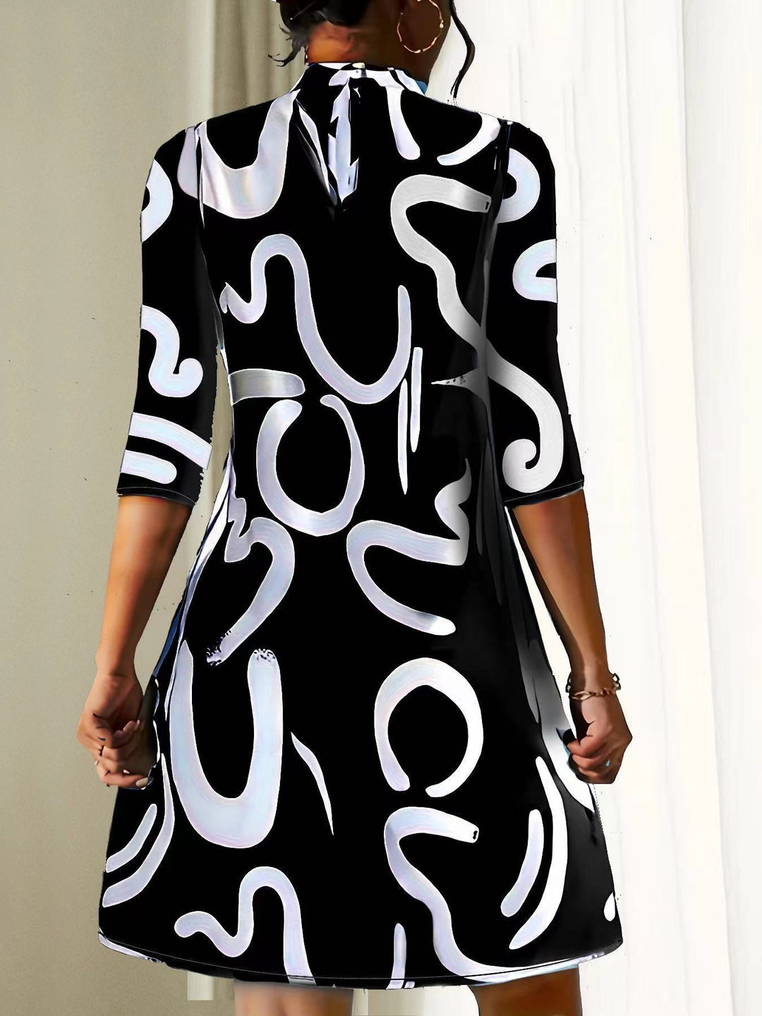 Damenkleid mit abstraktem Muster und Stehkragen