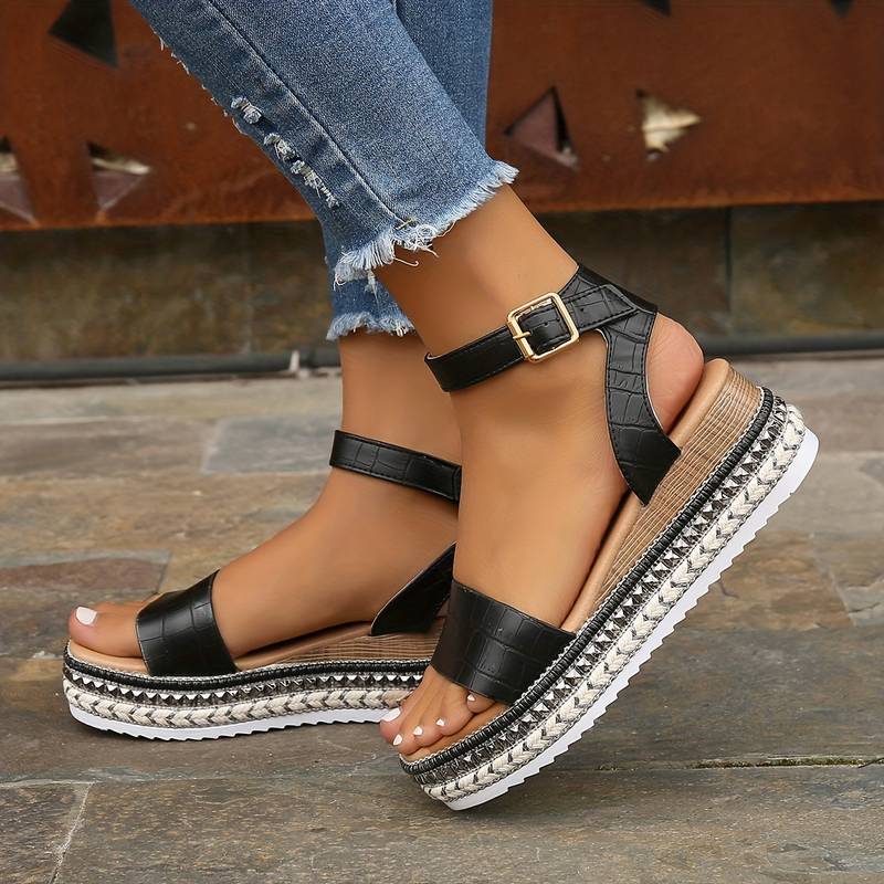 Texturierte Plateausandalen mit Knöchelriemen