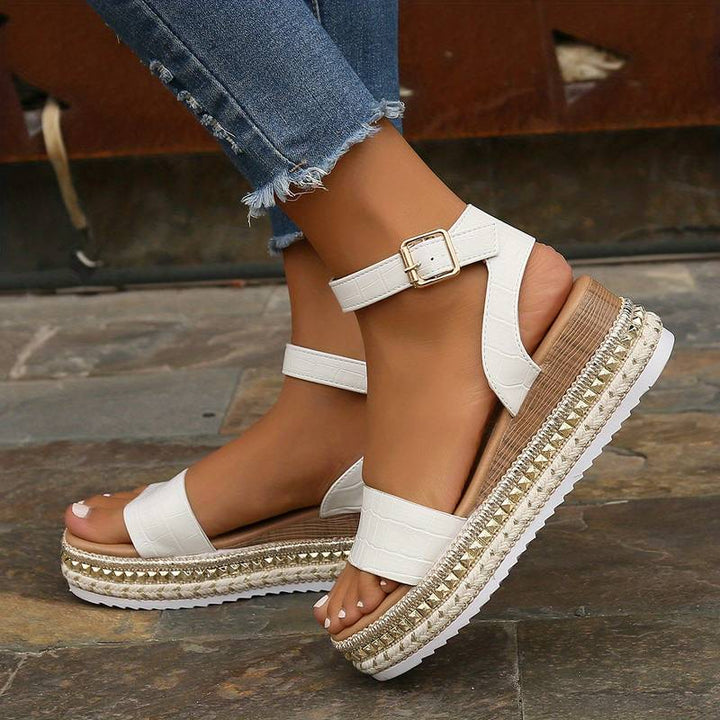 Texturierte Plateausandalen mit Knöchelriemen