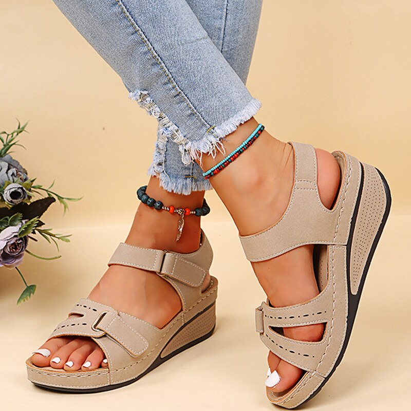 Damen Sommer-Sandalen mit Keilsohle und verstellbaren Riemen