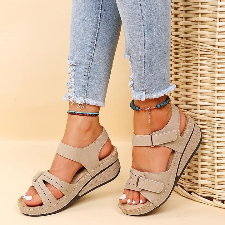 Damen Sommer-Sandalen mit Keilsohle und verstellbaren Riemen