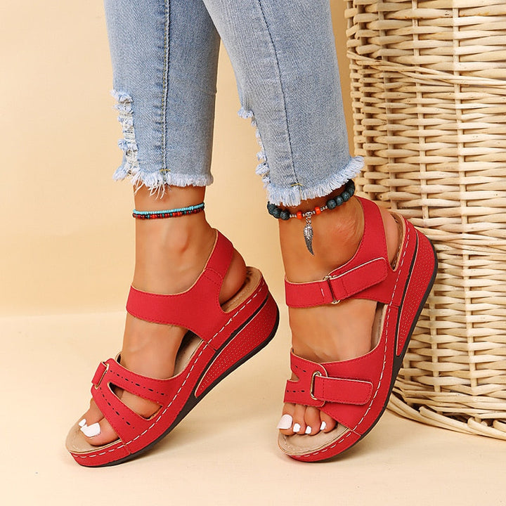 Damen Sommer-Sandalen mit Keilsohle und verstellbaren Riemen