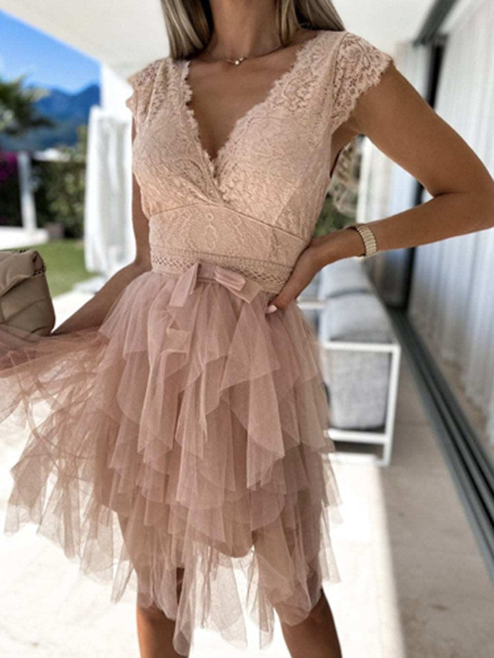 Damen-Étagenkleid mit V-Ausschnitt und Spitzenoberteil