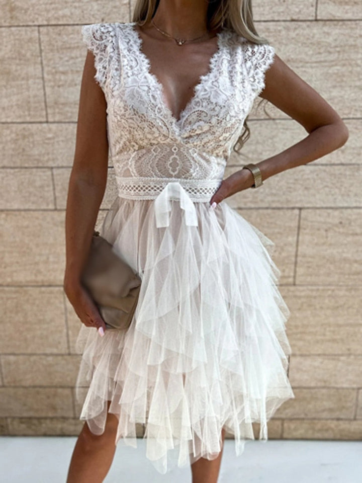 Damen-Étagenkleid mit V-Ausschnitt und Spitzenoberteil