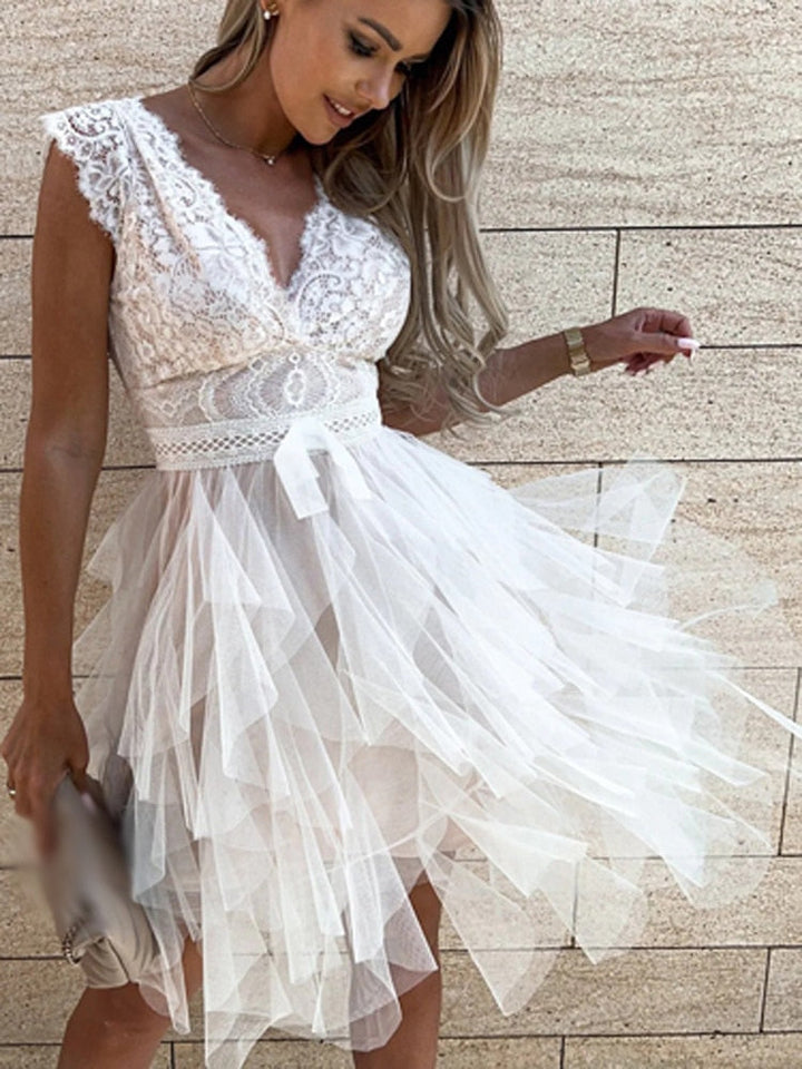 Damen-Étagenkleid mit V-Ausschnitt und Spitzenoberteil