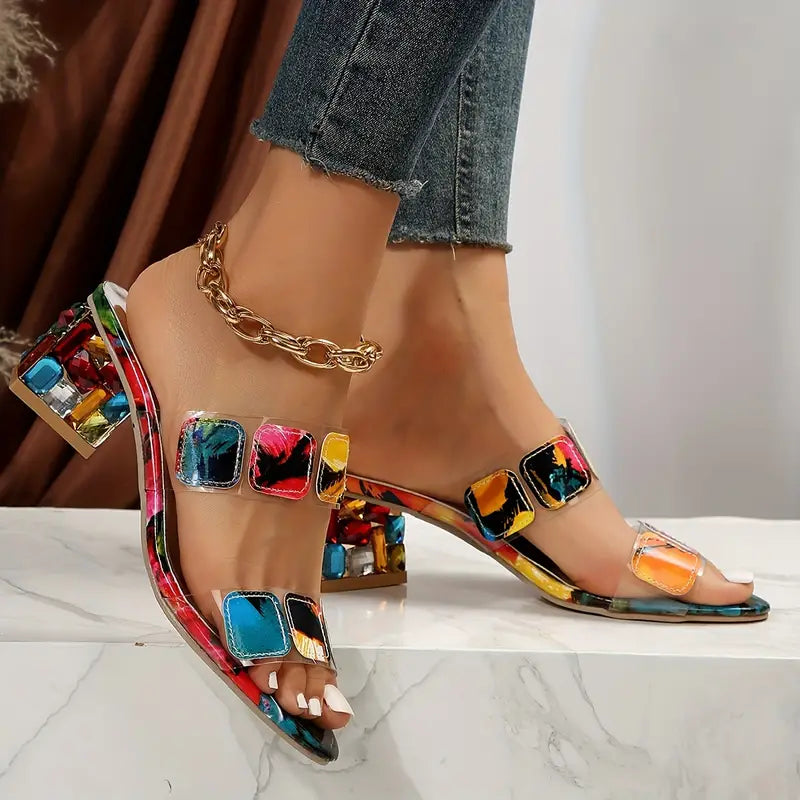 Damenfarbige Sandalen mit Doppelriemen