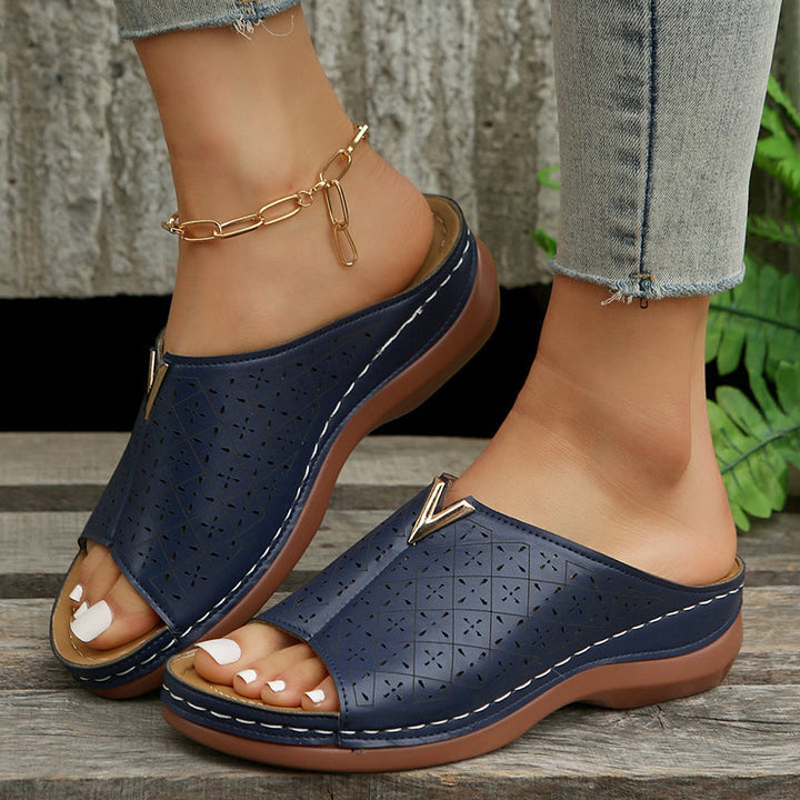 Damen Sandalen mit offener Zehenpartie und Gold-Emblem