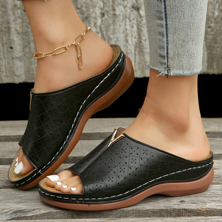 Damen Sandalen mit offener Zehenpartie und Gold-Emblem