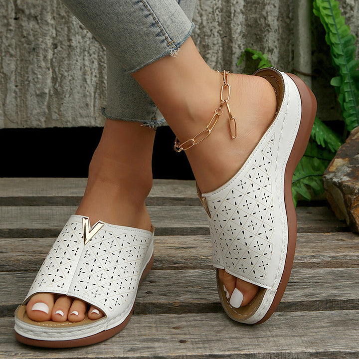 Damen Sandalen mit offener Zehenpartie und Gold-Emblem