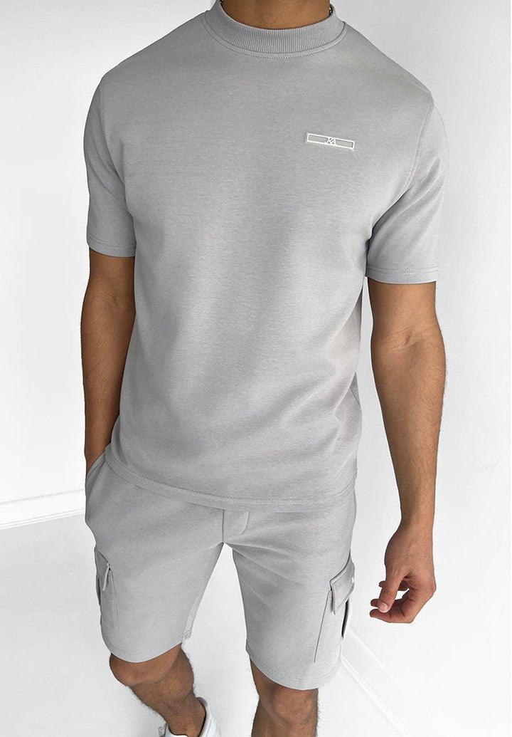Sportliches Set für Männer mit T-Shirt und Shorts
