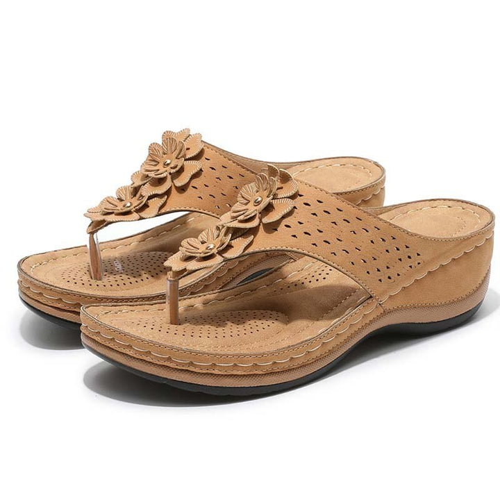 Damen Sommer Keilsandalen mit Ausschnitt-Detail and Blumenakzenten