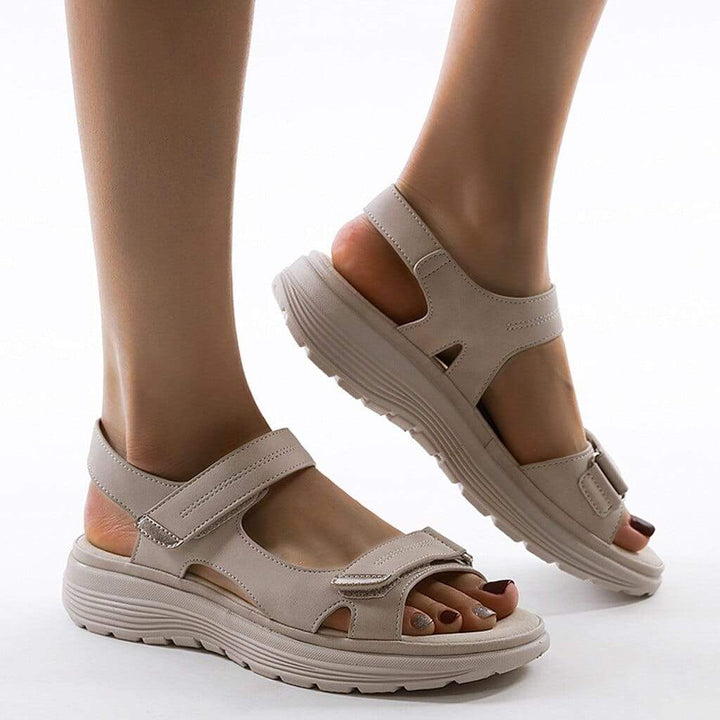 Damen-Zweiriemensandalen mit Plateausohle und offener Zehenpartie