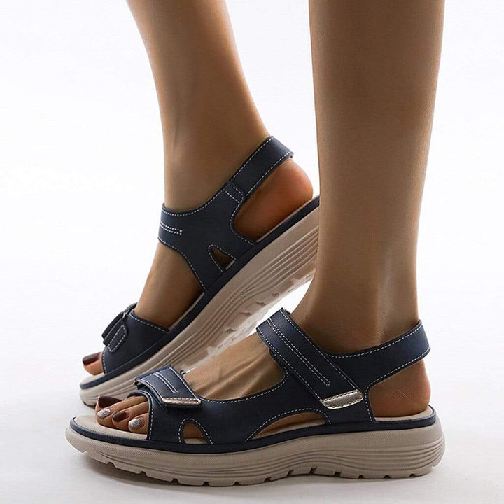 Damen-Zweiriemensandalen mit Plateausohle und offener Zehenpartie