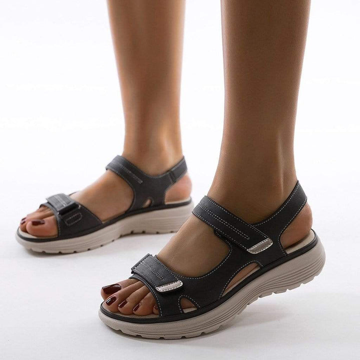 Damen-Zweiriemensandalen mit Plateausohle und offener Zehenpartie